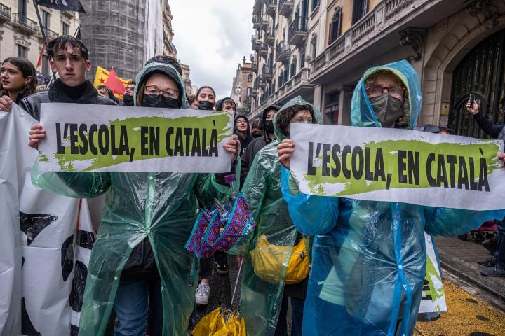 Dos personas en la manifestación a favor del uso del catalán en los centros educativos.