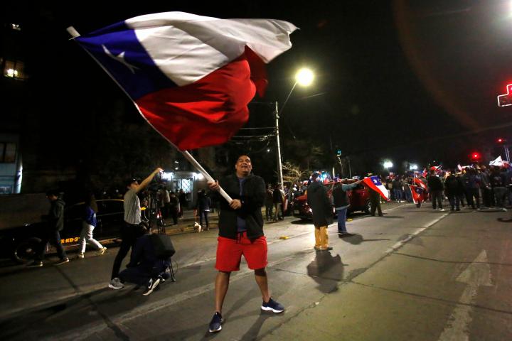 Un chileno celebra el resultado del plebiscito en Chile