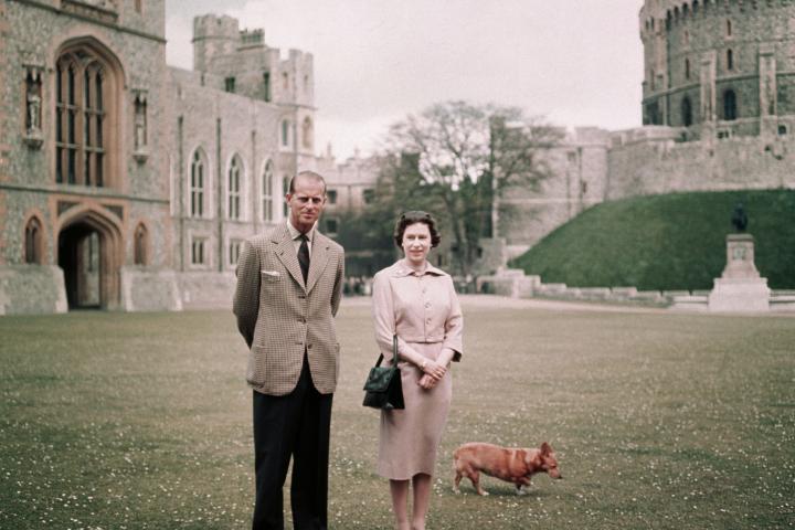 Isabel II y Felipe de Edimburgo posan en el castillo de Windsor, acompañados de uno de sus corgis.