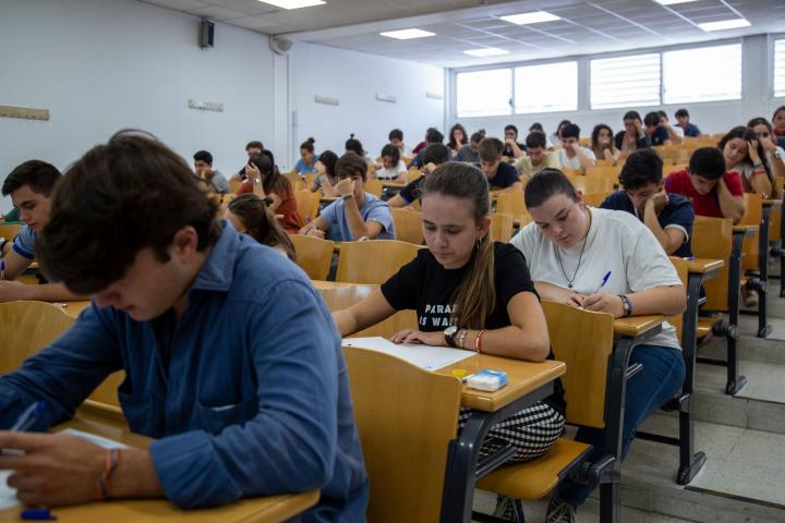 SEVILLA, SPAIN - SEPTEMBER 10: Students sit a university selectivity test at the Faculty of Mathematics of the University of Sevilla on September 10, 2019 in Sevilla, Spain. (Photo by María José López/Europa Press via Getty Images)
