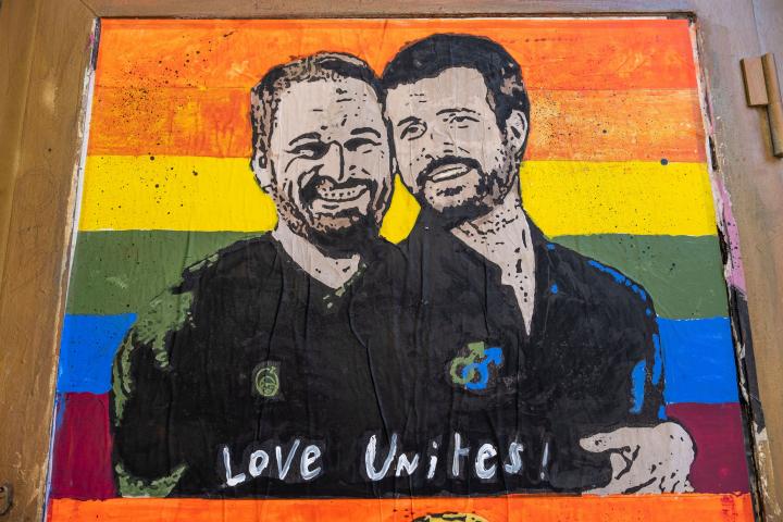 Mural de Santiago Abascal, líder de Vox, y Pablo Casado, líder del PP, son la banera LGTBI de fondo.