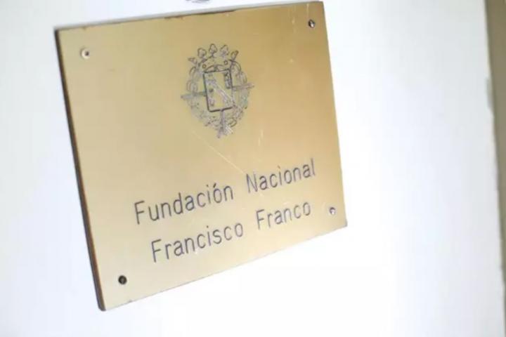 Detalle de la placa de entrada en la sede de la Fundación Francisco Franco, sita en la Avenida Concha Espina de Madrid.
