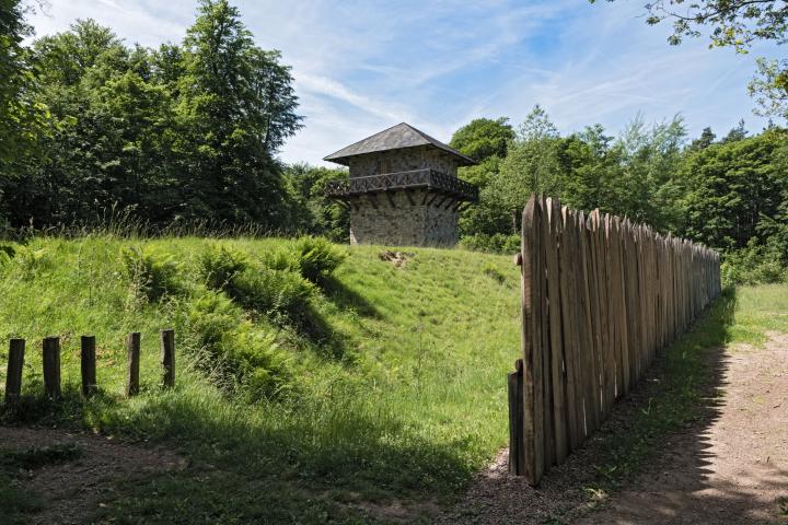 Reconstrucción de una sección de 'limes' y una atalaya romana en Alemania.