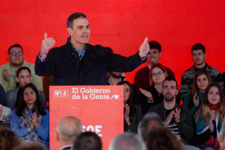 El secretario general del PSOE y presidente del Gobierno, Pedro Sánchez, durante un acto de precampaña este sábado en Sevilla.
