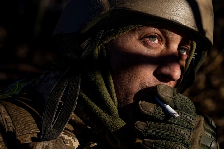 Un soldado ucraniano se fuma un pitillo en su posición en el frente, cerca de Bakhmut, en la región de Donetsk, el pasado 11 de enero. 