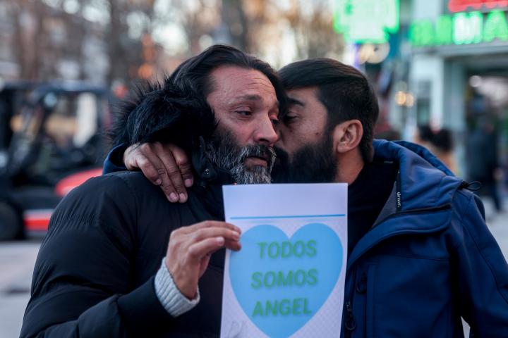El padre de Ángel recibe apoyos durante una manifestación pidiendo una investigación justa del caso, el pasado 9 de enero, en Carabanchel. 