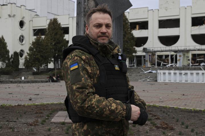 Denis Monastyrsky, el 6 de marzo de 2022, visitando a las tropas ucranianas en Borodyanka.