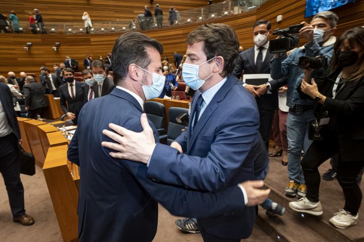 Tudanca y Mañueco, durante la investidura del dirigente popular.