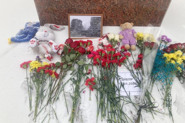 Flores en un homenaje a las víctimas de Dnipro en un parque de Moscú