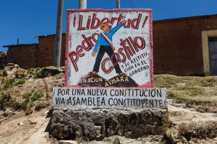Un mural en la ciudad de Puno reclama la libertad de Pedro Castillo y elecciones en Perú