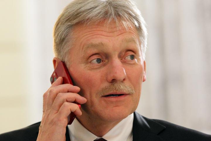 Dmitri Peskov habla por teléfono en Sochi, durante un encuentro entre Rusia, Armenia y Azerbaiyán, el pasado octubre.