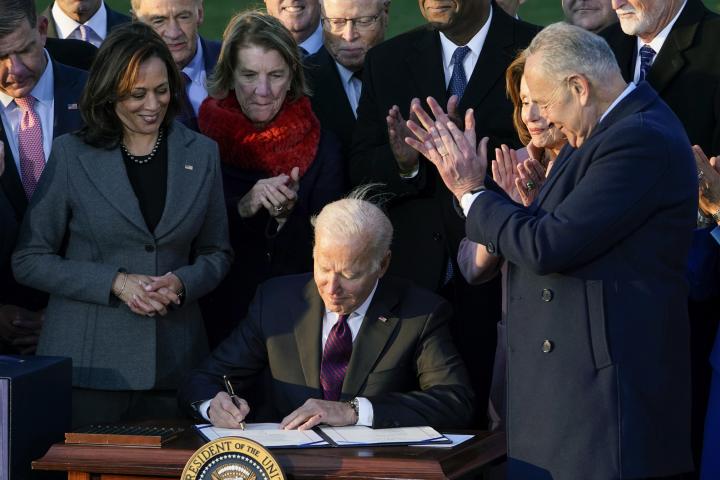 Joe Biden firma su nueva ley de infraestructuras en la Casa Blanca, en noviembre de 2021.