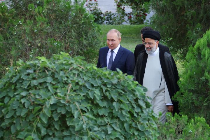 Vladimir Putin pasea con Brahim Raisi en Teherán, durante una visita oficial, el pasado 19 de julio.