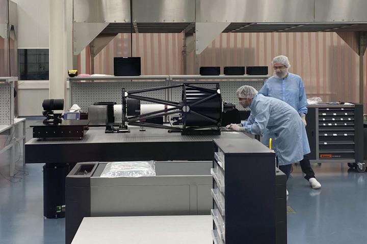 Dos técnicos trabajan en la fábrica de la empresa Aerospacelab, situada en Lovaina la Nueva (Bélgica).
