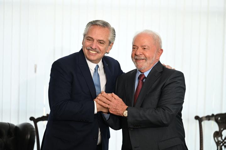 Alberto Fernández y Luiz Inacio Lula da Silva posan para la prensa durante un encuentro bilateral en Brasilia, el pasado 2 de enero.