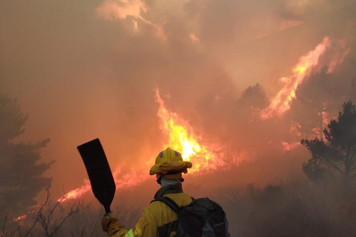 Un operario de la lucha contra el fuego actúa en el punto del incendio de Guisando