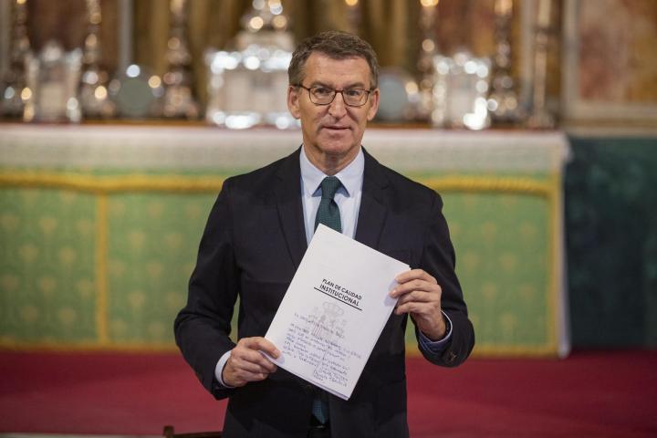 El presidente del Partido Popular, Alberto Núñez Feijóo, muestra el Plan de Calidad Institucional.