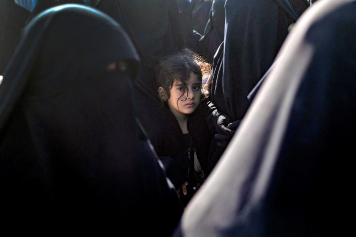 Mujeres y una niña en el campamento sirio de Al-Hol