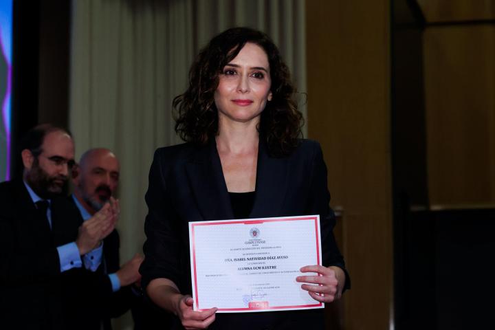 La presidenta de la Comunidad de Madrid, Isabel Díaz Ayuso, tras recibir la distinción como "Aluma UCM Ilustre"