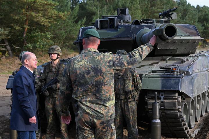 Olaf Scholz pasa revista a un Leopard 2 en presencia de varios soldados alemanes