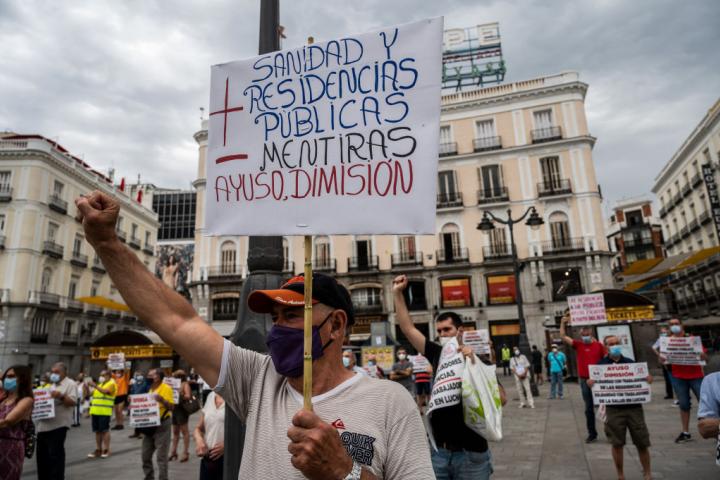 Protesta en Madrid contra la gestión de las residencias de mayores durante la pandemia.
