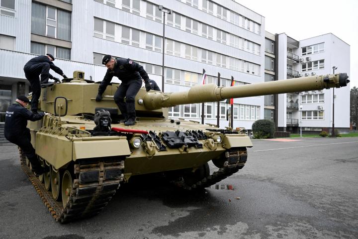 Operarios revisan un tanque alemán Leopard enviado a Eslovaquia en el marco de un acuerdo de compensación, ya que Bratislava suministró antiguos carros de combate a Ucrania.