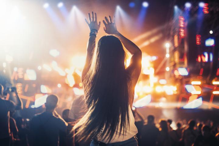 Una joven se divierte en una discoteca, en una imagen de archivo.