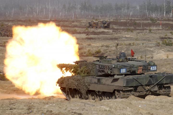 Soldados alemanes practican con un tanque 'Leopard 2 A6' en un ejercicio de combate.