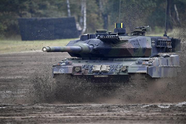 Una tanque Leopard 2A7 del Ejército alemán, durante unas maniobras militares.