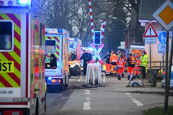 Policía tras el apuñalamiento múltiple en un tren que viajaba desde la ciudad de Kiel a la de Hamburgo, en el norte de Alemania.