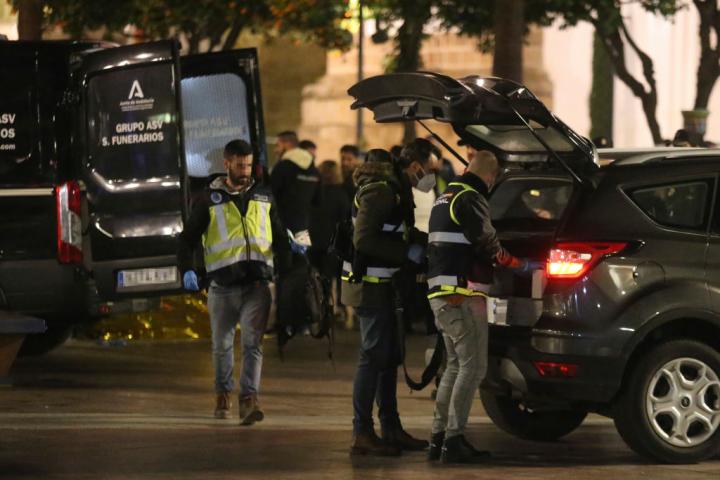 Agentes de Policía Nacional vigilan la zona tras el doble ataque