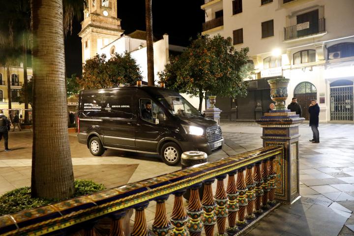 El vehículo de la funeraria traslada el cuerpo del sacristán fallecido en Algeciras