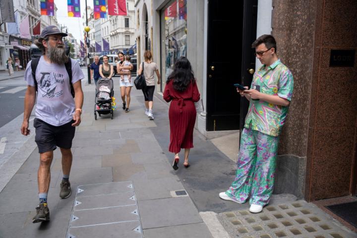 Un hombre, vestido en pijama, en la calle Bond Street de Londres
