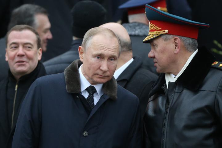 El presidente ruso, Vladimir Putin, escucha a su ministro de Defensa, Sergei Shoigu, en los actos del Día de la Patria en Moscú, en febrero de 2020.