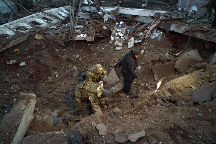 Imagen de archivo de las autoridades ucranianas tras la destrucción de una infraestructura en Jarkóv, como consecuencia de un bombardeo ruso, en el noreste de Ucrania.