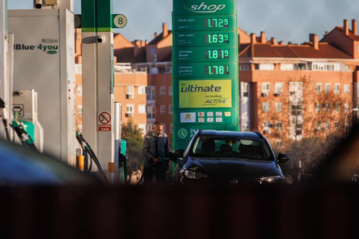 Un hombre reposta combustible en una gasolinera en Madrid en diciembre de 2022.