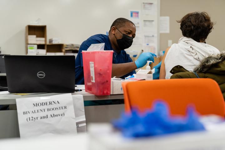 Un sanitario pone la vacuna de Moderna a una paciente en un centro de salud de Silver Spring, en Maryland, el pasado noviembre.