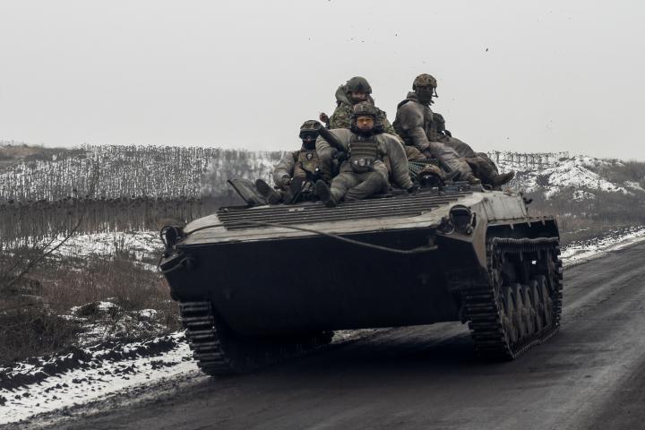 Militares ucranianos sobre un vehículo de combate cerca de una línea de frente en la región de Donetsk.
