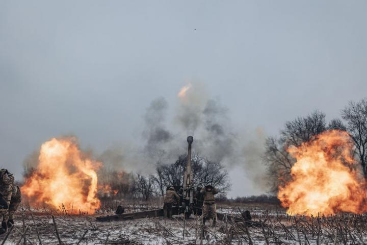 Un cañón de artillería ucraniano dispara sus proyectiles en el frente de Donetsk.