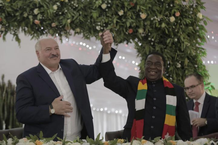 El presidente de Bielorrusia, Alexander Lukashenko y su homólogo de Zimbabue, Emmerson Mnangagwa, tras la firma de los acuerdos.
