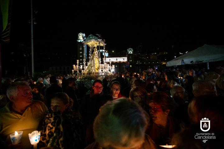 Peregrinos y fieles abren camino a la Virgen de Candelaria, en Candelaria, Tenerife.