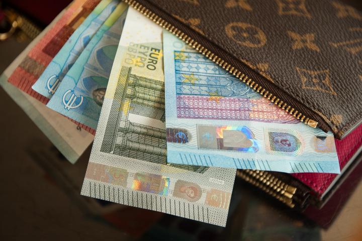 Una cartera con varios billetes de euro