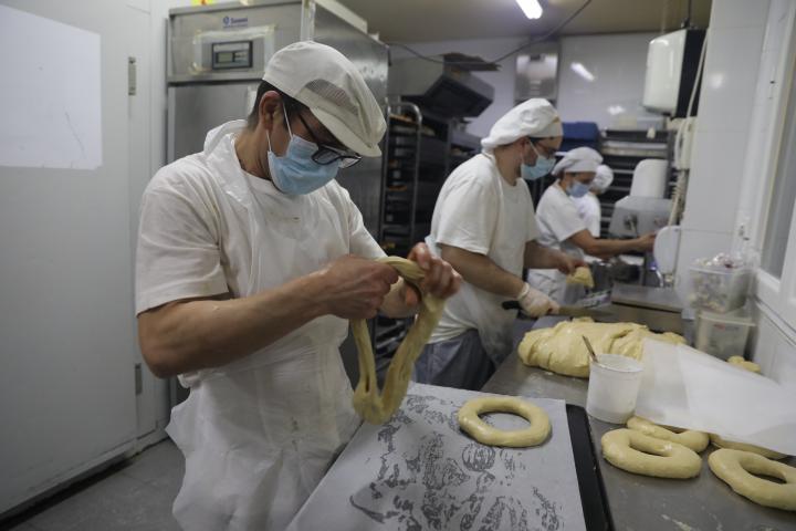 Un confitero hace roscos de reyes en una pastelería de Madrid.