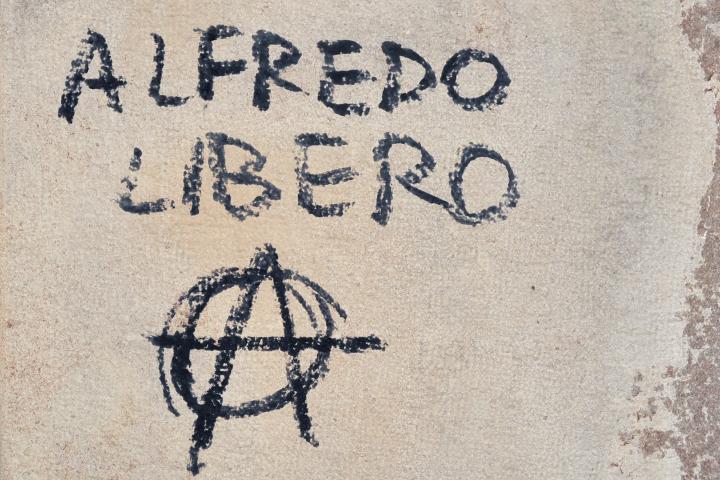 Pintada a favor del anarquista Alfredo Cospito en las calles de Livorno, Italia.
