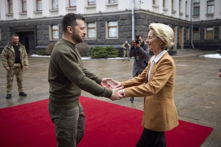 Volodimir Zelenski recibe Ursula von der Leyen, a su llegada a las oficinas presidenciales de Kiev, este jueves.
