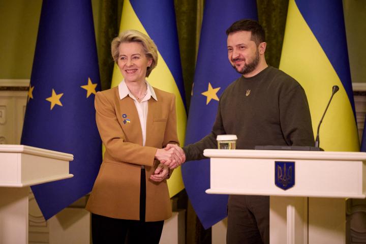 La presidenta de la Comisión Europea, Ursula von der Leyen, y el mandatario ucraniano, Volodímir Zelenski; tras su reunión en Kiev.