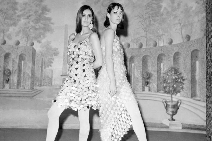 Modelos con vestidos de Paco Rabanne, en diciembre de 1966.