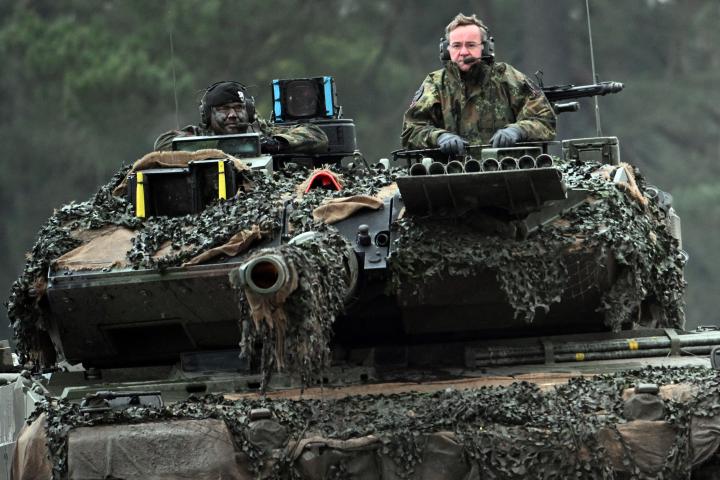 El Ministro de Defensa ucraniano al frente de un tanque