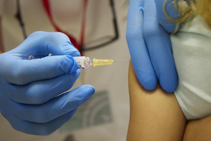 Un sanitario le pone una vacuna a una persona