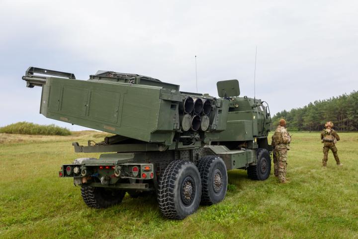 Sistemas de cohetes de artillería de alta movilidad (HIMARS).
